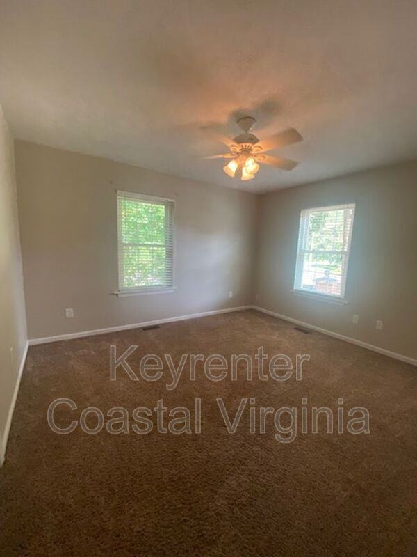 100 Tabb Lakes Dr - Photo 2 of 16
