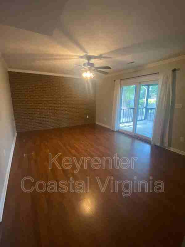100 Tabb Lakes Dr - Photo 3 of 16