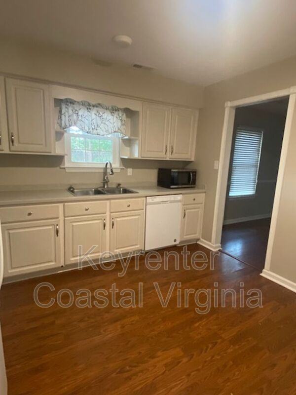 100 Tabb Lakes Dr - Photo 7 of 16