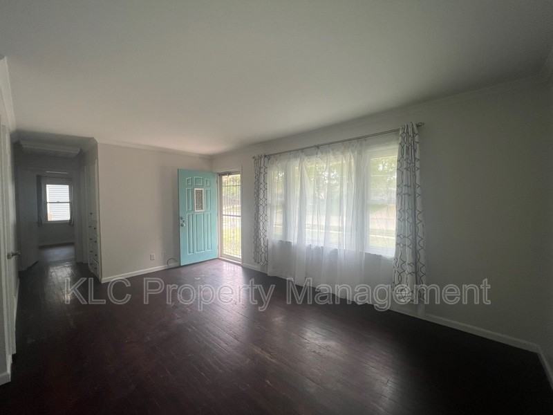 716 19th St - Photo 3 of 21