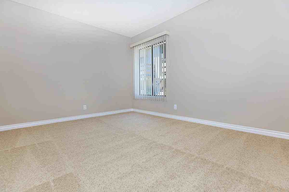 650 Tamarack Ave - Photo 4 of 32