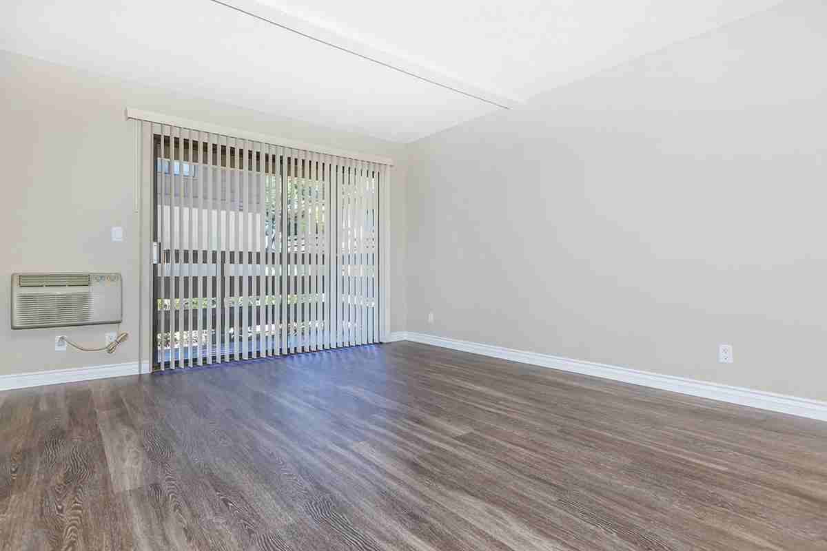 650 Tamarack Ave - Photo 3 of 32