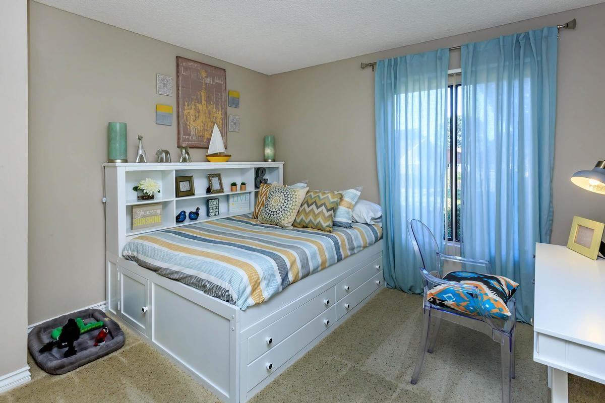 650 Tamarack Ave - Photo 7 of 32