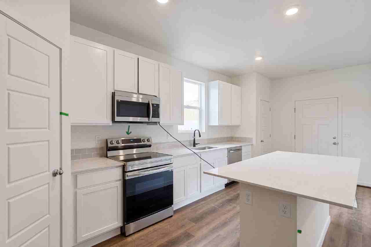 298 Cardinal St - Photo 4 of 22