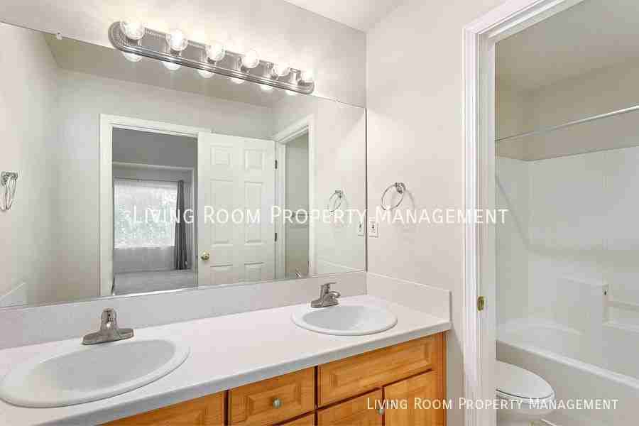 20440 Hoodview Ave - Photo 3 of 15