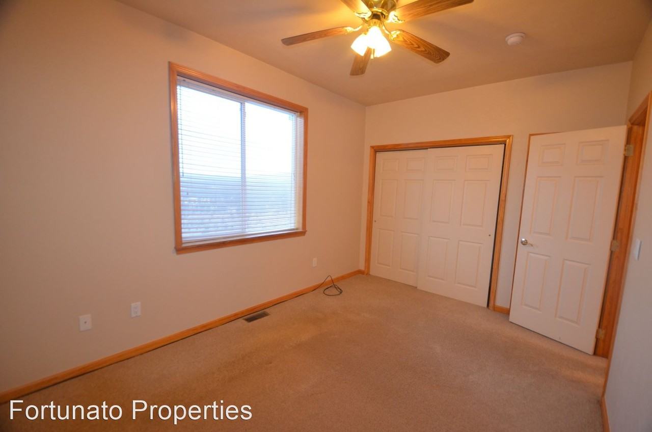 100, 102, 104, 106, 108, 110 Platte View Dr. - Photo 3 of 9