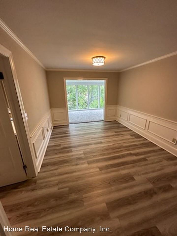 2670 Grosvenor Place - Photo 2 of 11