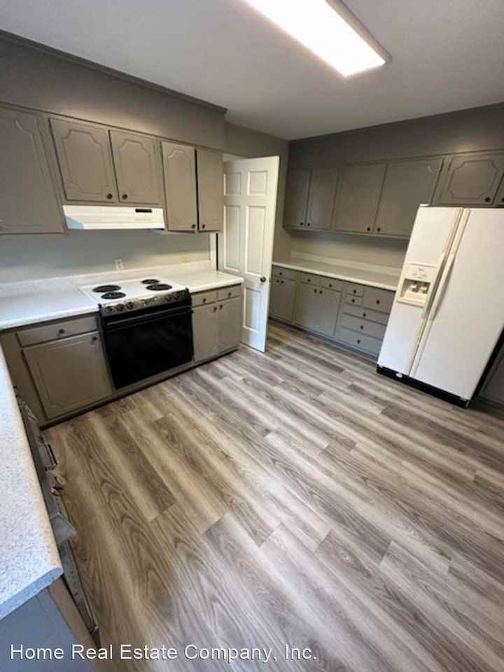 2670 Grosvenor Place - Photo 3 of 11