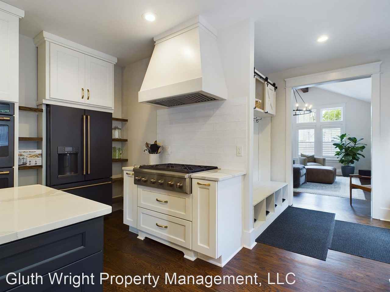 2601 Oakland Ave - Photo 2 of 44