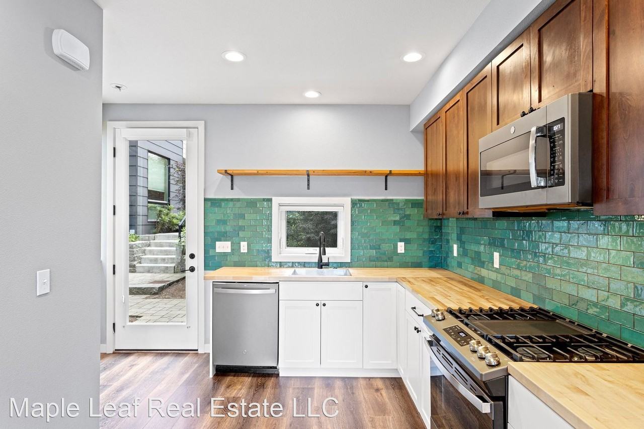 10706 Greenwood Ave N - Photo 3 of 26