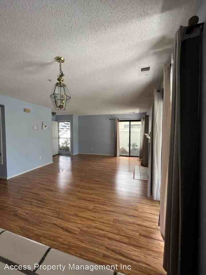 302 Wildrose Cir - Photo 2 of 10