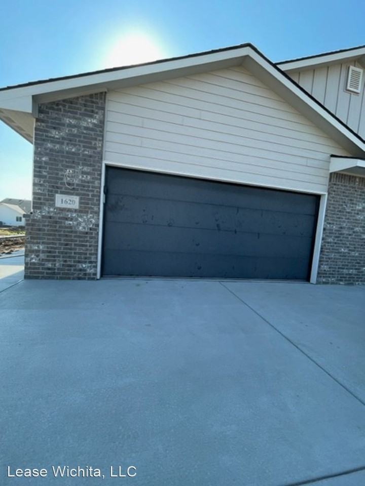 1620/22 S Hickory Creek St Apartments in Rainbow Lakes West, Wichita