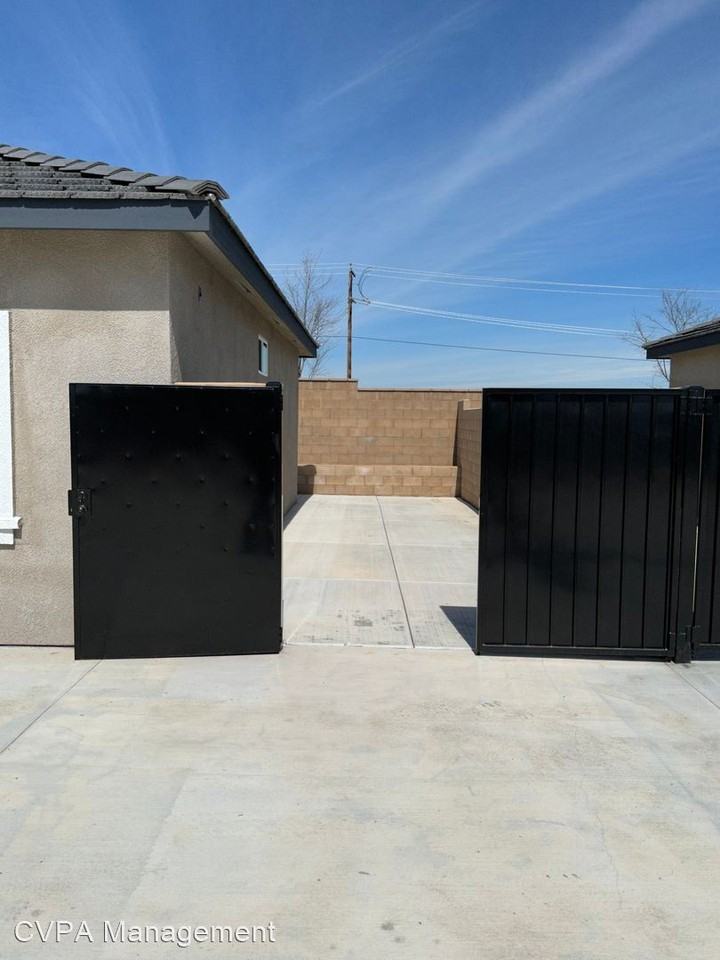 9008 Hills View Dr - Photo 2 of 31