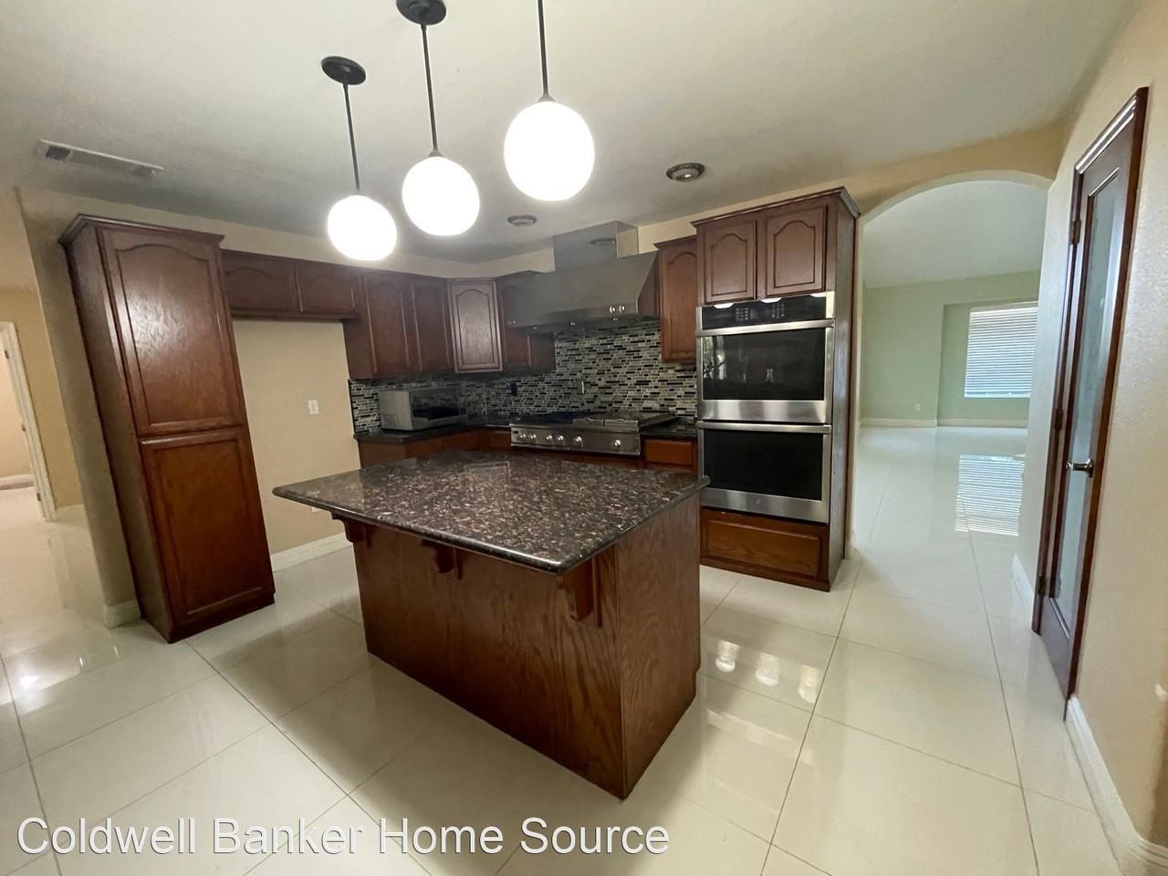 13575 Jenny St - Photo 3 of 50