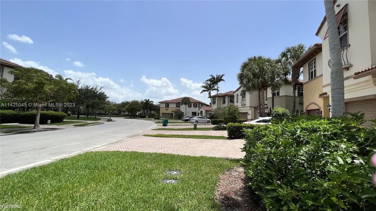 6006 Nw 118th Dr - Photo 3 of 6