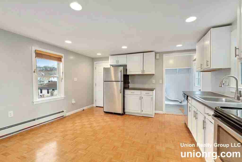 285 Park St #2 - Photo 5 of 17