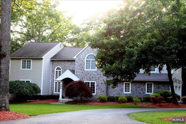 890 Colonial Rd - Photo 2 of 15