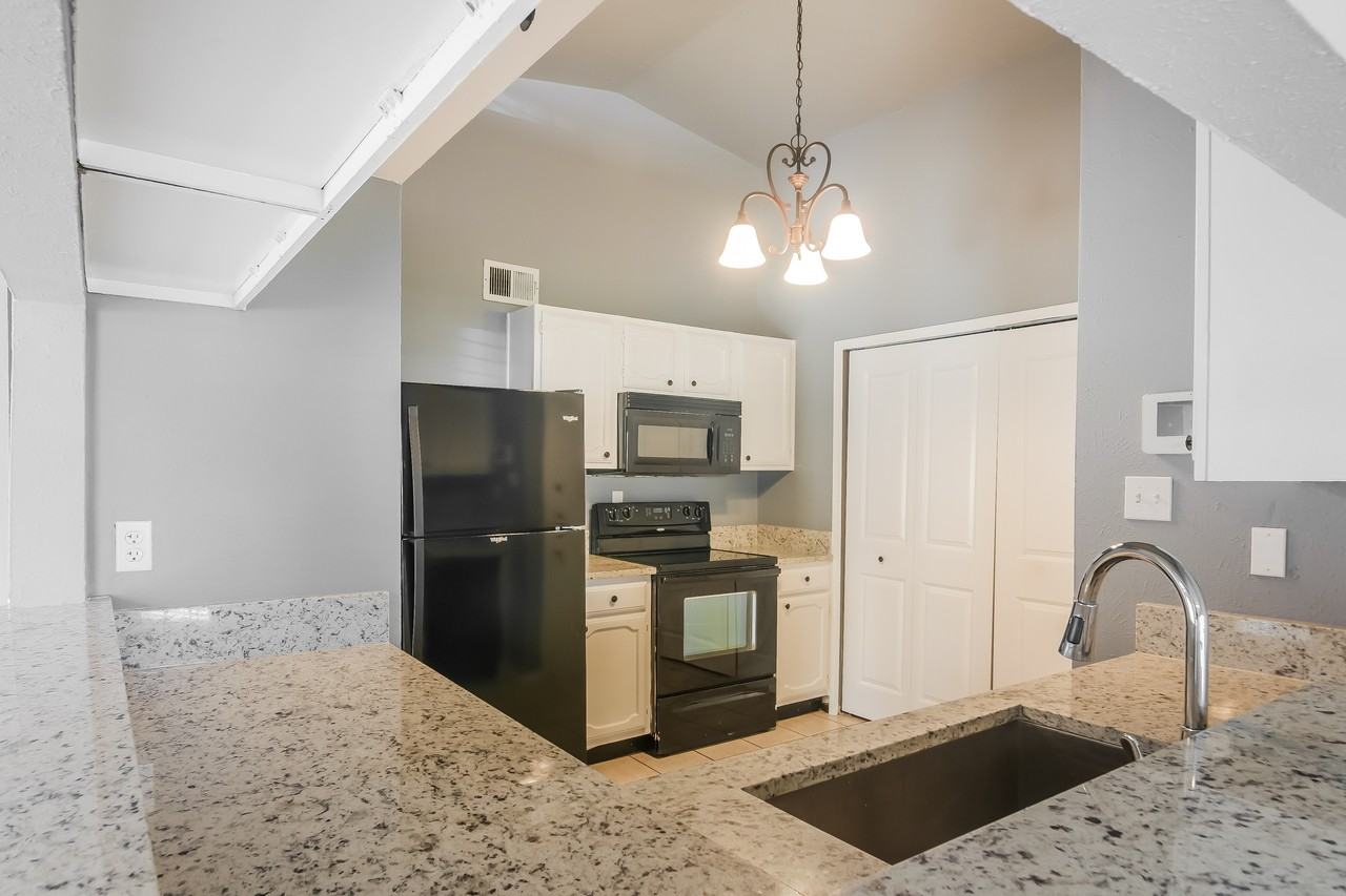 1517 Windsor Dr - Photo 3 of 14