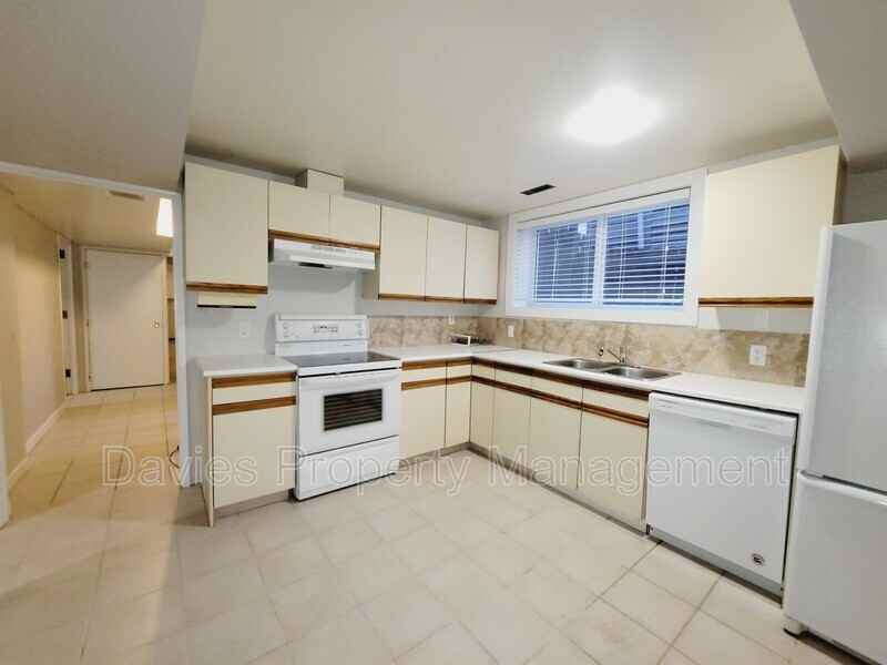 8832 92 St Nw #BS - Photo 3 of 11