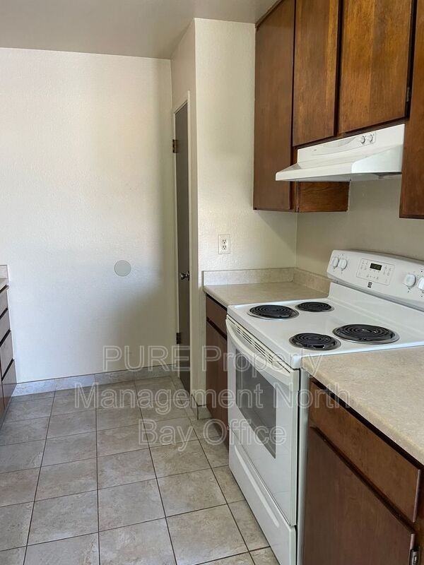 1546 N Bush St - Photo 2 of 10