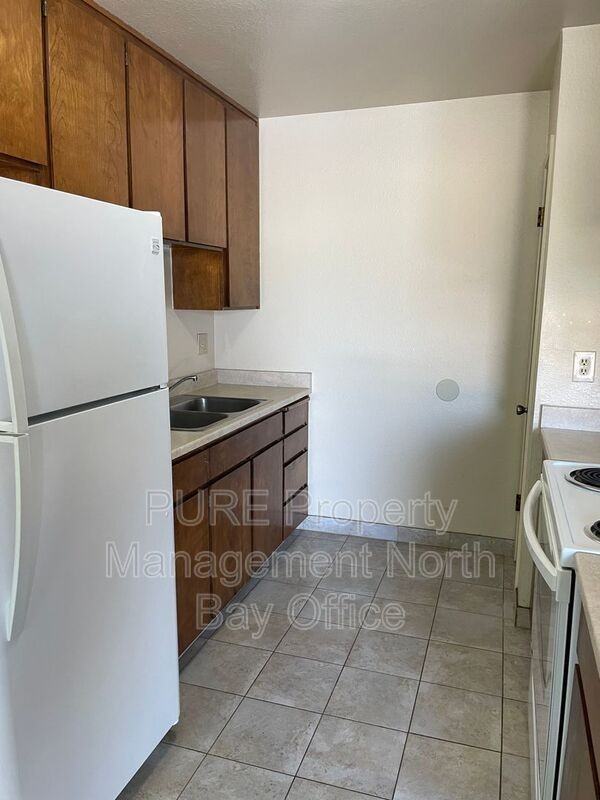 1546 N Bush St - Photo 3 of 10