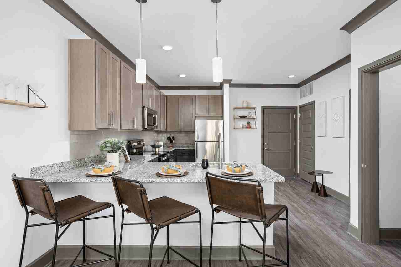 FIFTEEN51 Apartments of Lexington - Photo 7 of 32