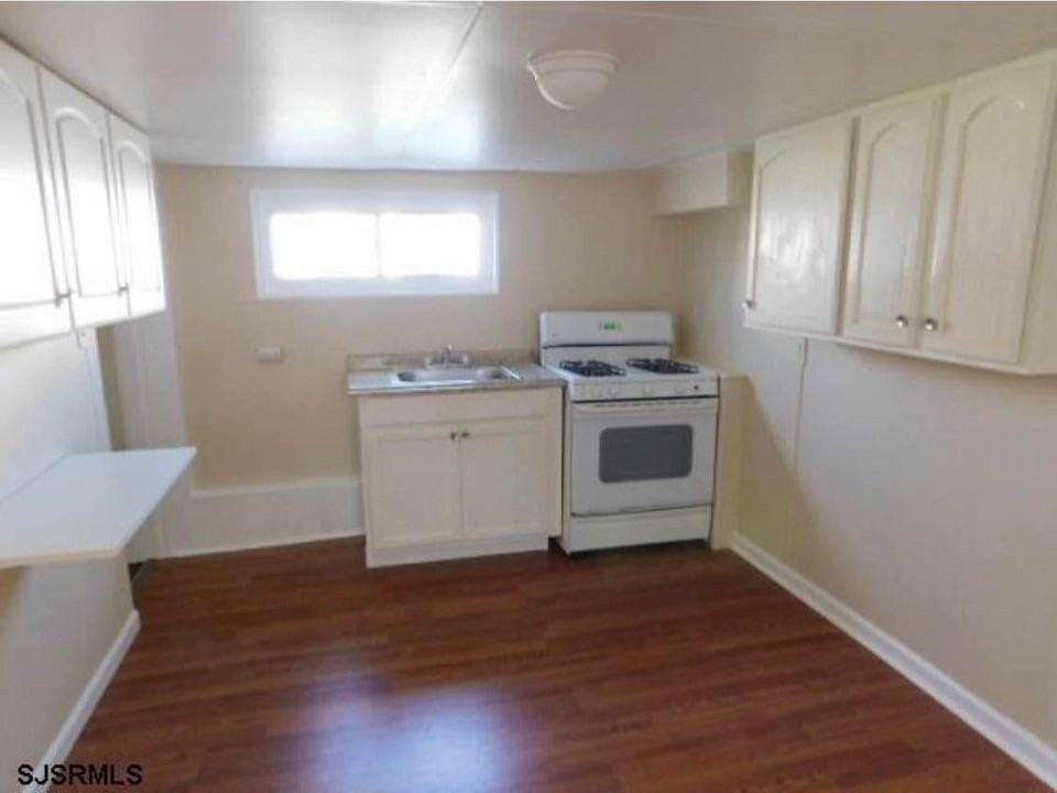 325 N Indiana Ave #2 - Photo 3 of 3