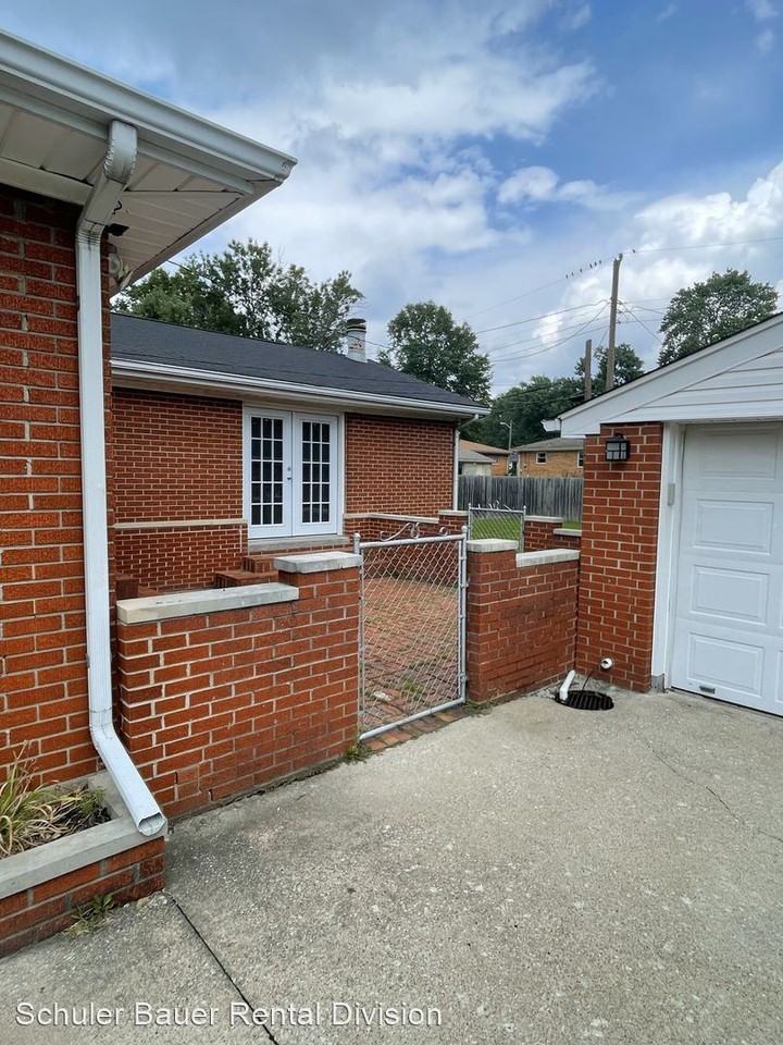 2402 Zurschmeide Dr - Photo 3 of 10