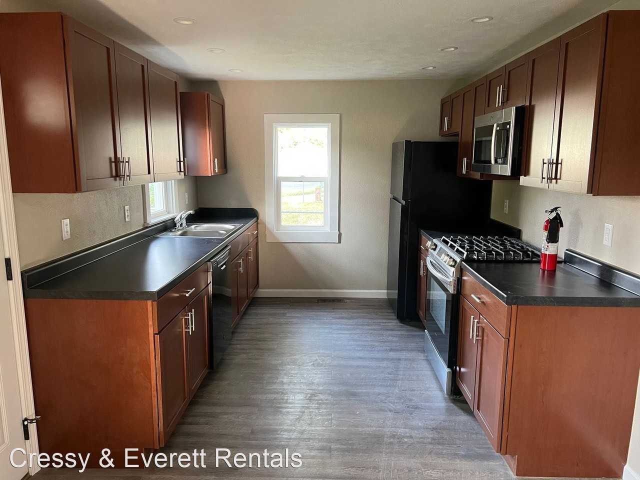 1623 Silverbrook Ave - Photo 2 of 17