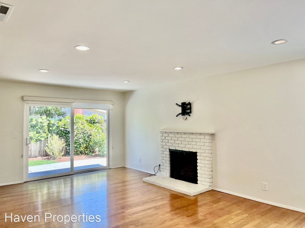 135 Seacliff Dr - Photo 2 of 45