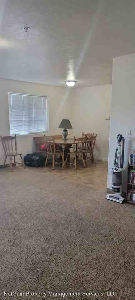 1810 N Wedgewood Lane - Photo 3 of 12