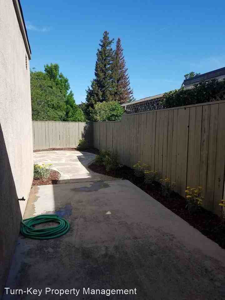 1619 Shepherd Dr - Photo 3 of 31