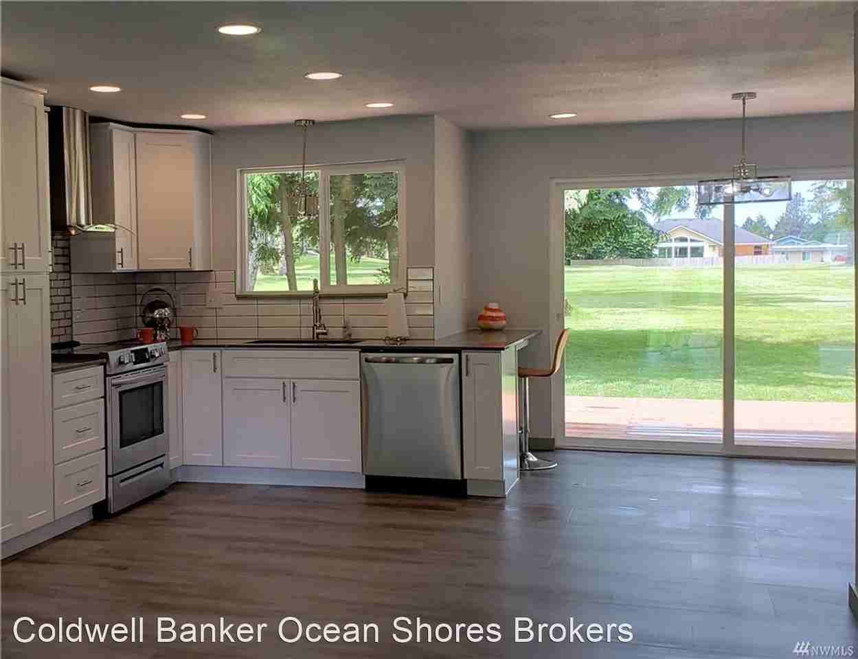 245 Dolphin Ave Ne - Photo 3 of 14