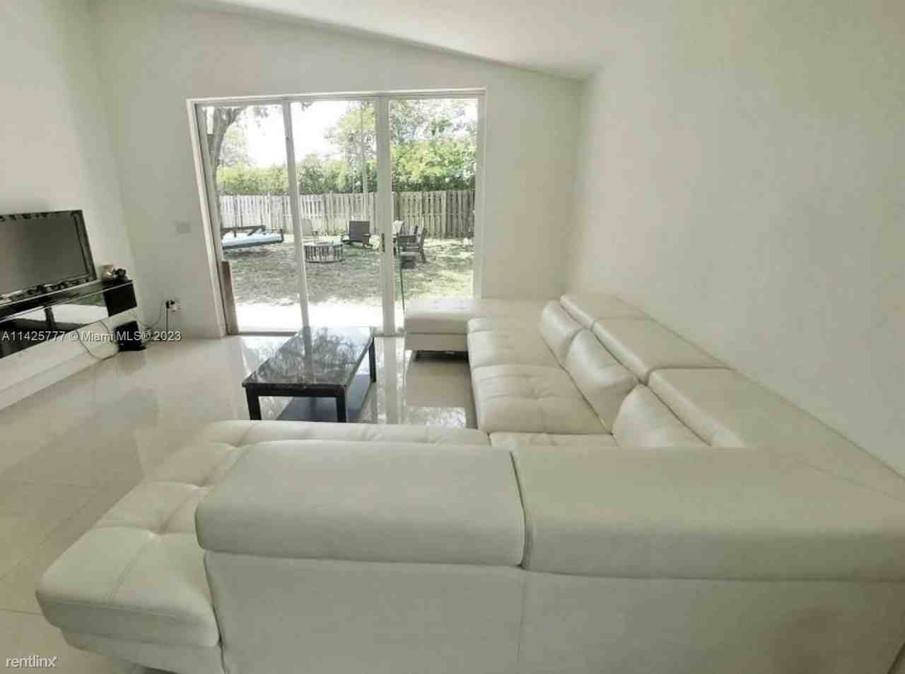 1110 Nw 171st Ter - Photo 3 of 20