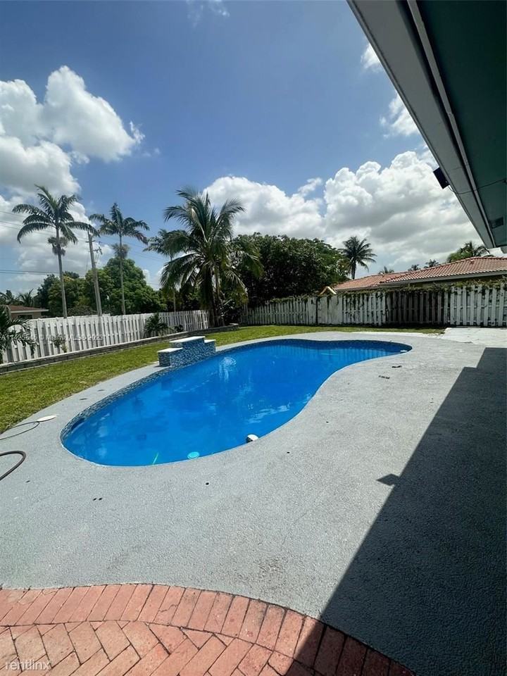 8116 Nw 74th Ave - Photo 2 of 31