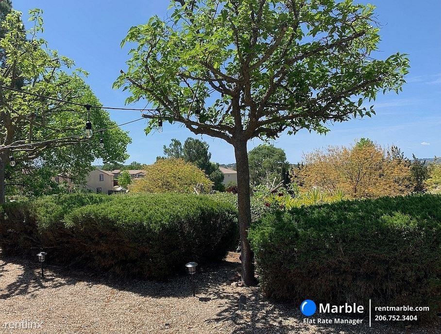 1815 Southview Cir - Photo 2 of 5