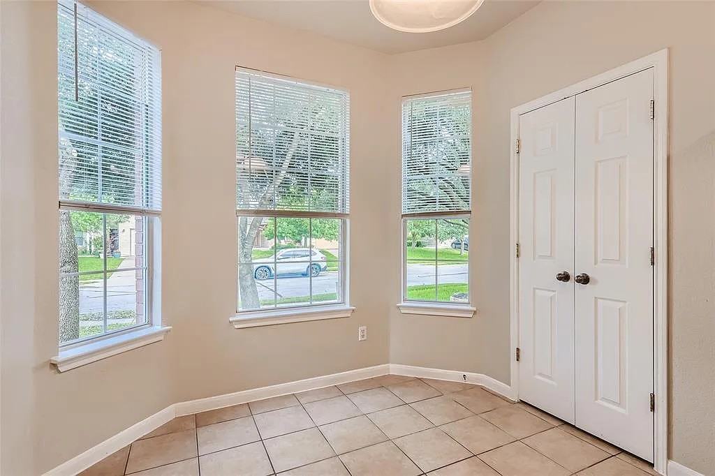 18525 Blue Pond Dr - Photo 3 of 24