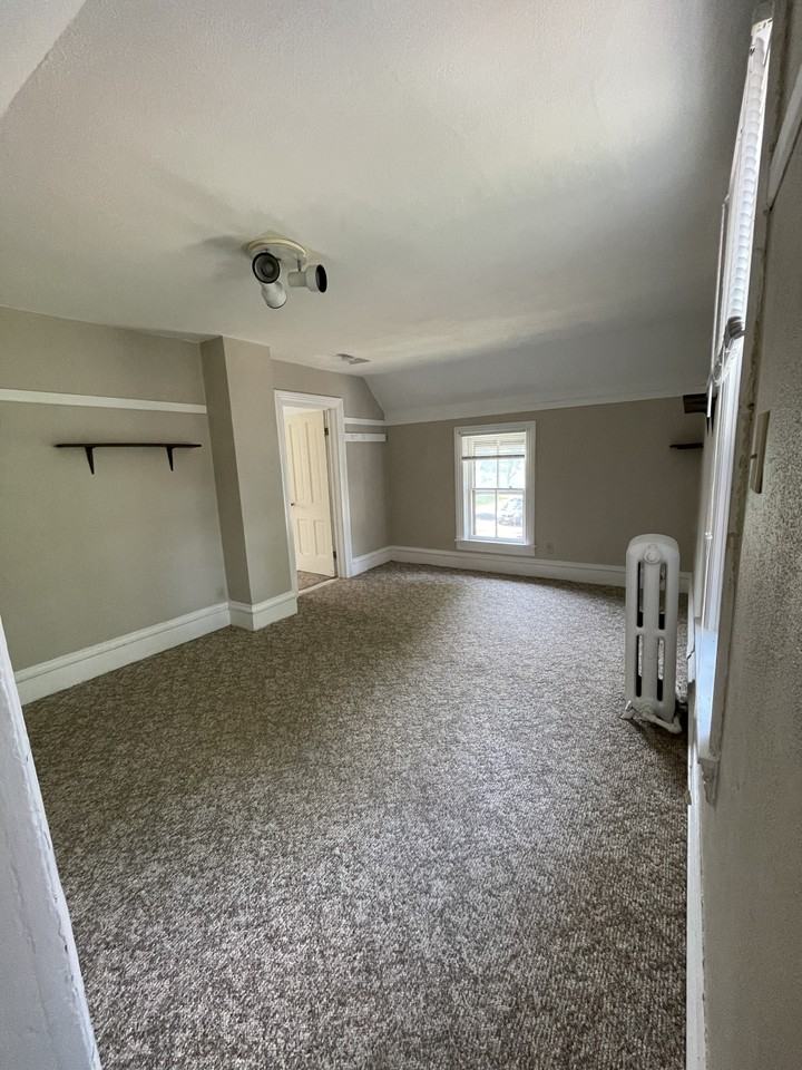 1021 10Th St E - Photo 2 of 7