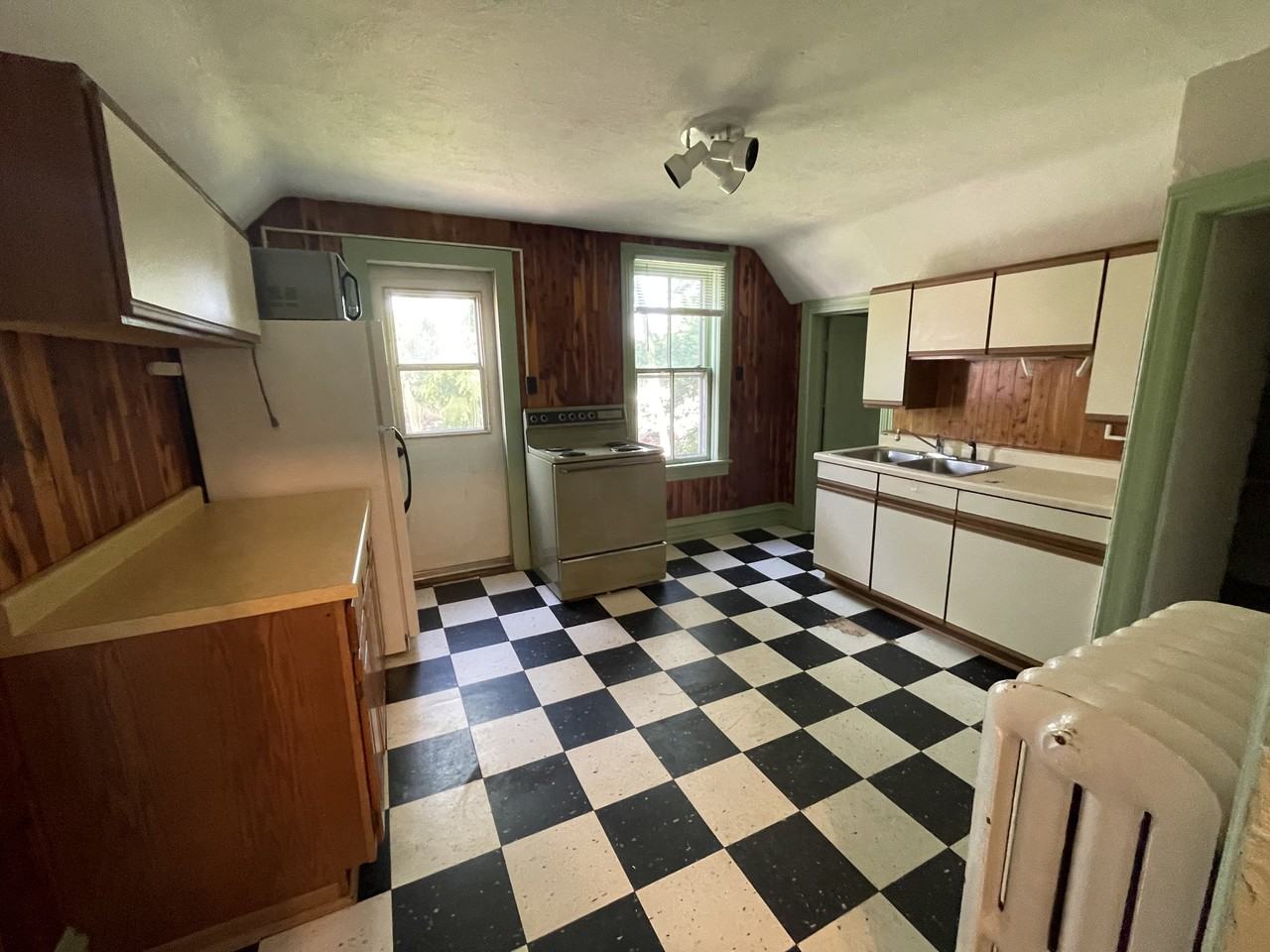 1021 10Th St E - Photo 3 of 7