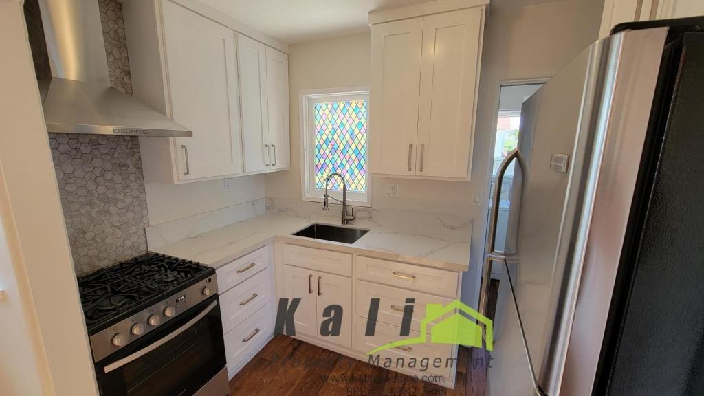 745 1/2 Church Ave - Photo 3 of 18