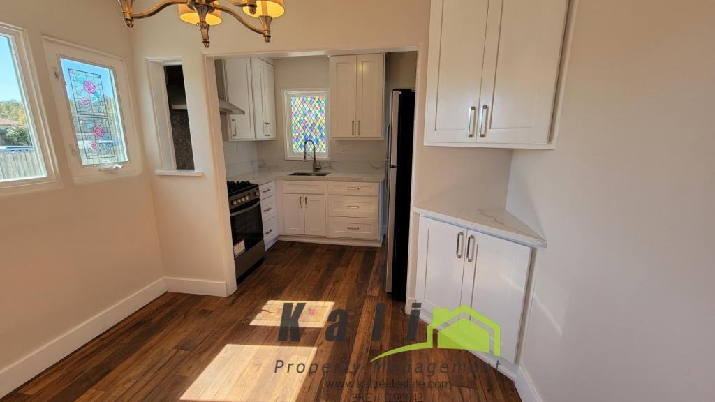 745 1/2 Church Ave - Photo 4 of 18
