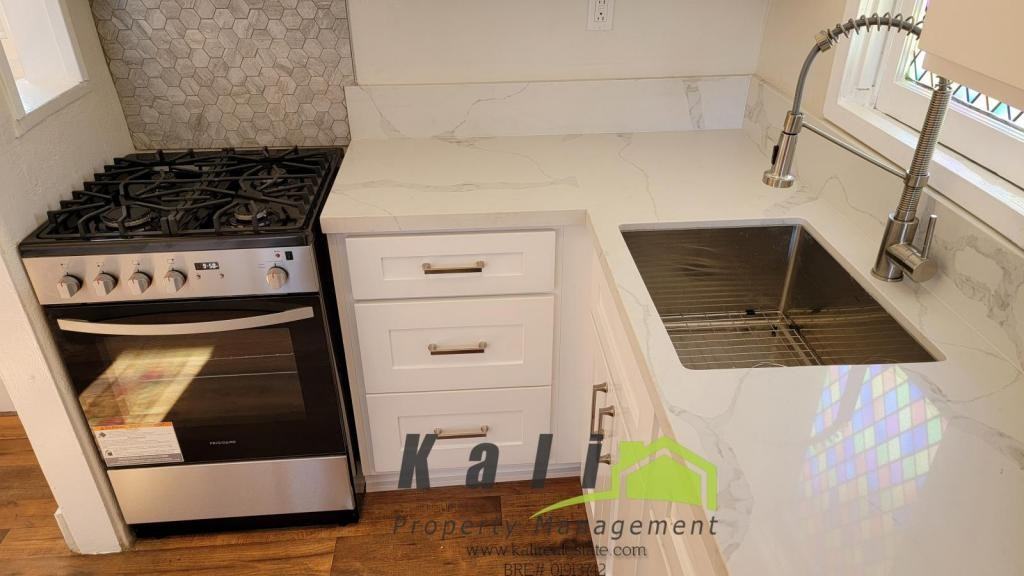 745 1/2 Church Ave - Photo 5 of 18