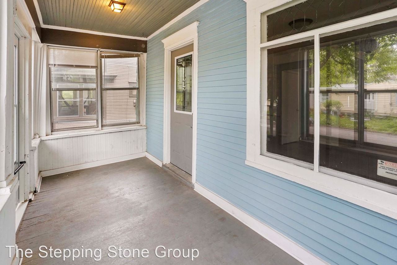 257 Queen Ave N - Photo 2 of 22