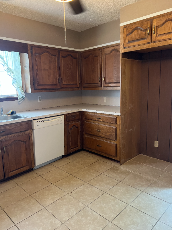 908 Sycamore Dr - Photo 3 of 28