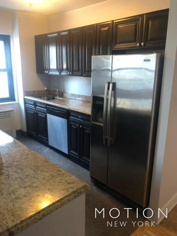 327 East 47th Street - Photo 4 of 7