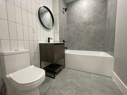 1048 Morris Park Ave - Photo 3 of 9