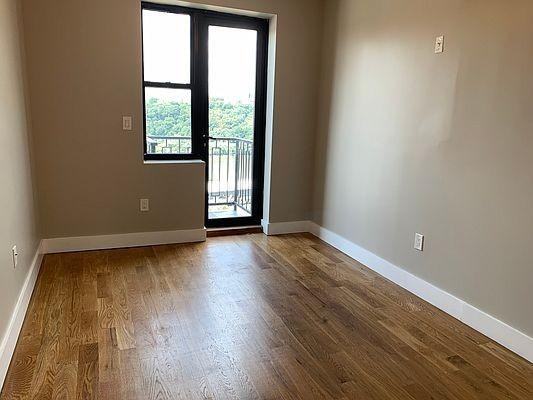 983 Summit Ave - Photo 3 of 4