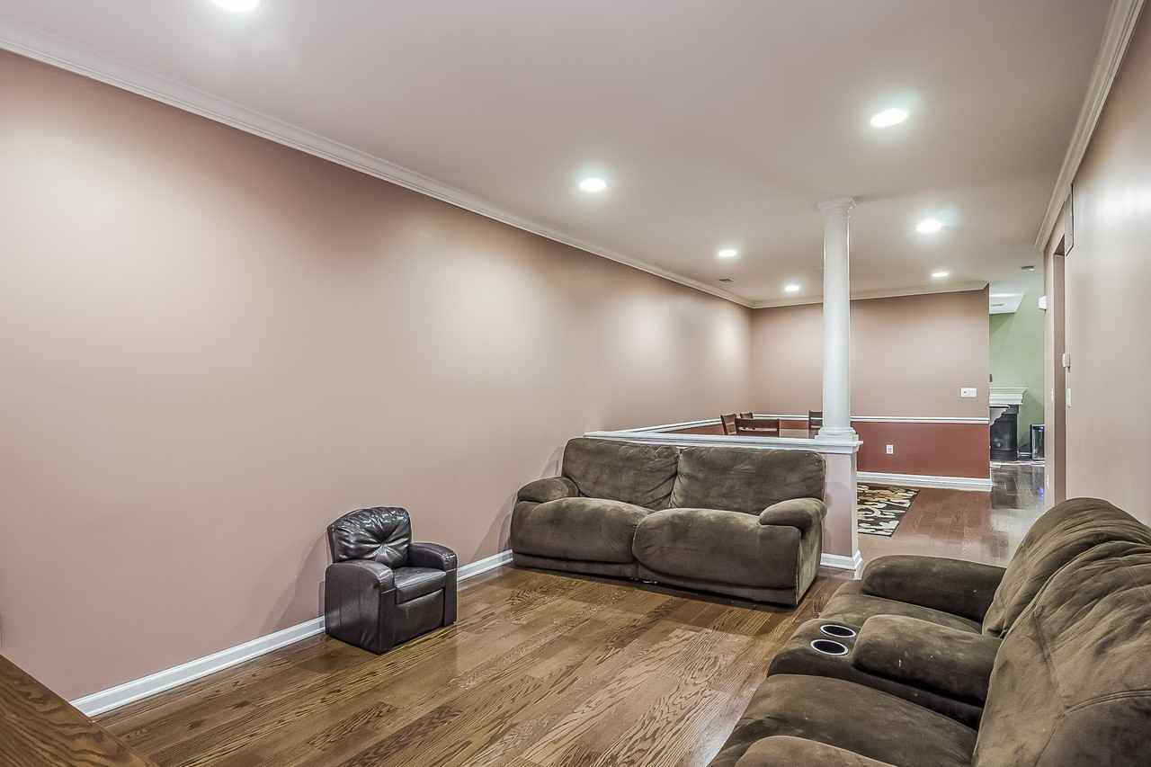 10 Amber Dr - Photo 3 of 31