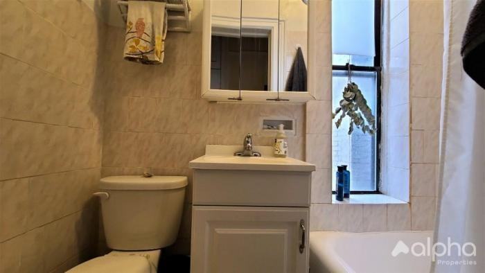 211 E 14th St - Photo 3 of 4