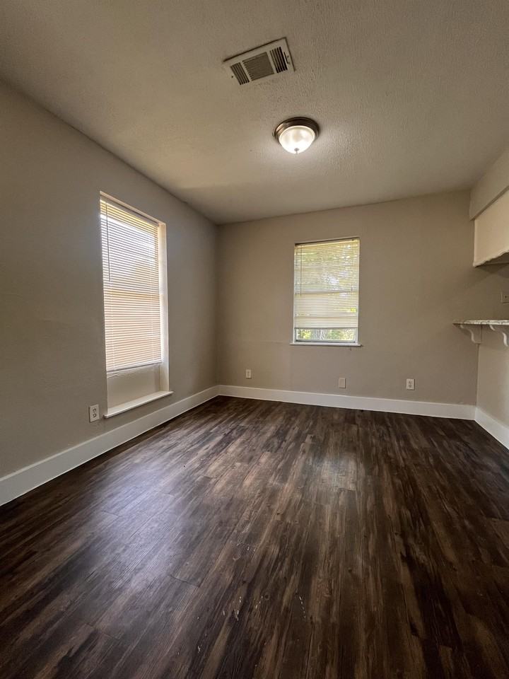 9110 Kentshire Dr #B - Photo 4 of 12